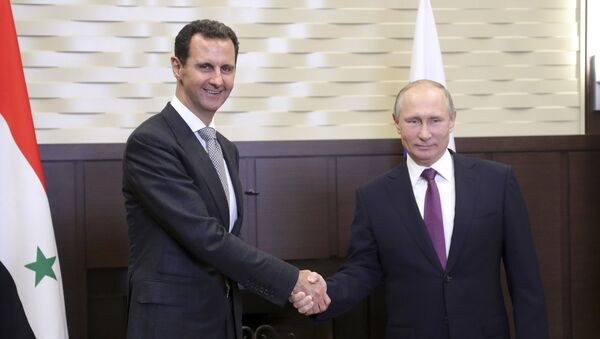 Predsednici Sirije i Rusije Bašar Asad i Vladimir Putin na sastanku u Sočiju - Sputnik Srbija