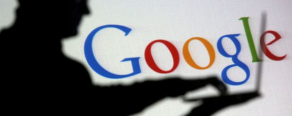 Силуета човека испред лога Гугла Силуета човека испред лога Гугла - Sputnik Србија