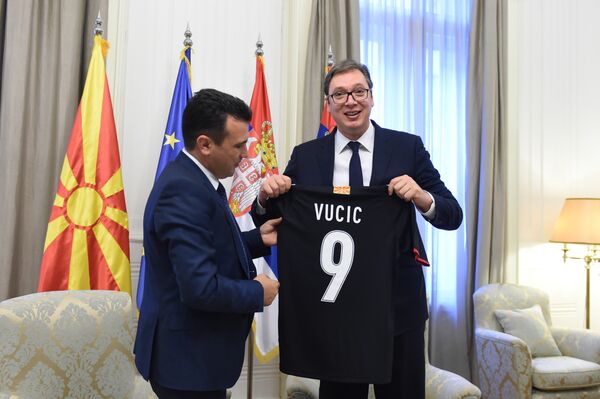 Македонски премијер Зоран Заев уручује дрес председнику Србије Александру Вучићу Македонски премијер Зоран Заев уручује дрес председнику Србије Александру Вучићу - Sputnik Србија
