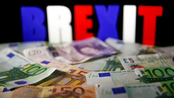 Novčanice evra i funte ispred svetlećeg znaka bregzit - Sputnik Srbija