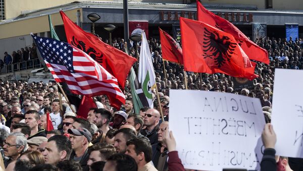 Албанци на Косову са албанским и америчким заставама - Sputnik Србија