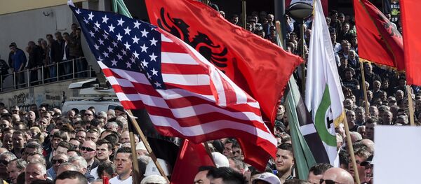 Albanci na Kosovu sa albanskim i američkim zastavama - Sputnik Srbija