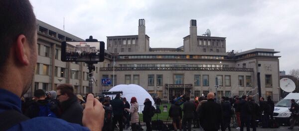 Екипа Спутњика испред Хашког трибунала Екипа Спутњика испред Хашког трибунала - Sputnik Србија