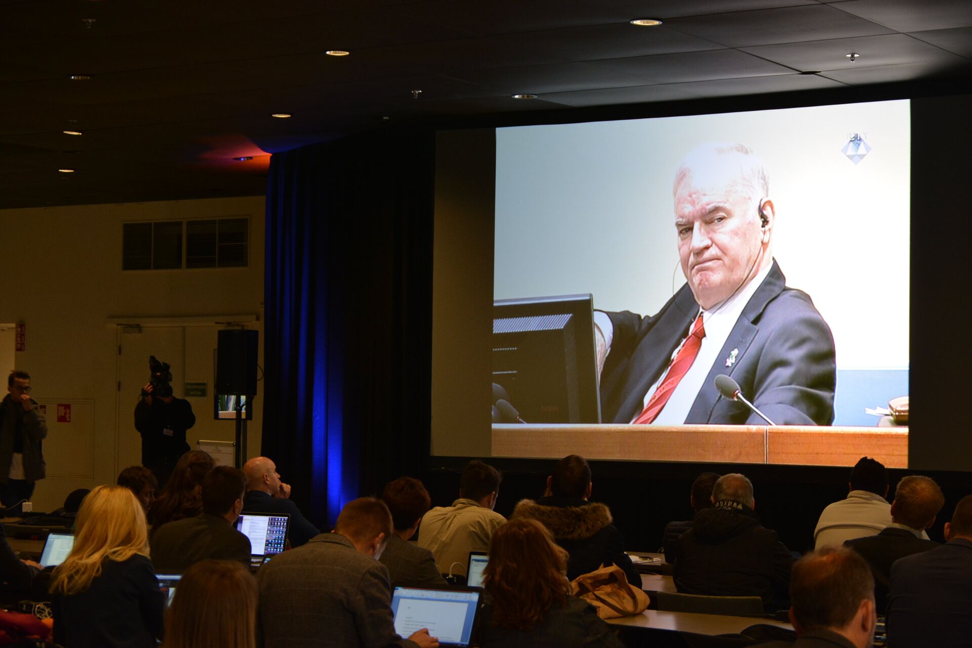 Новинари прате изрицање пресуде Ратку Младићу из прес-центра у Хагу - Sputnik Србија, 1920, 14.08.2025