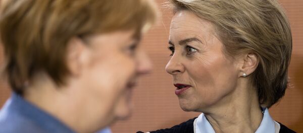 Nemačka kancelarka Angela Merkel i ministarka odbrane Ursula fon der Lejen - Sputnik Srbija