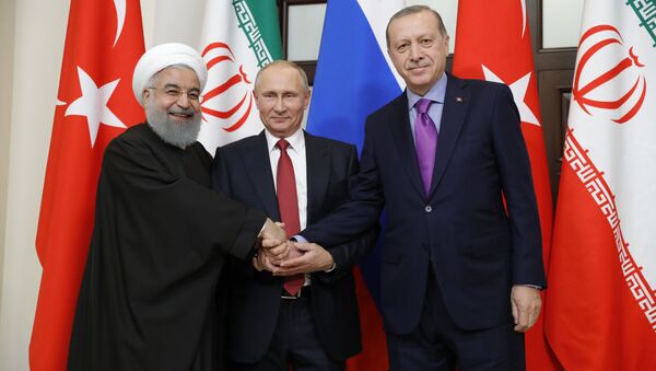 Predsednik Irana Hasan Rohani, predsednik RF Vladimir Putin i predsednik Turske Redžep Tajip Erdogan u Sočiju. - Sputnik Srbija