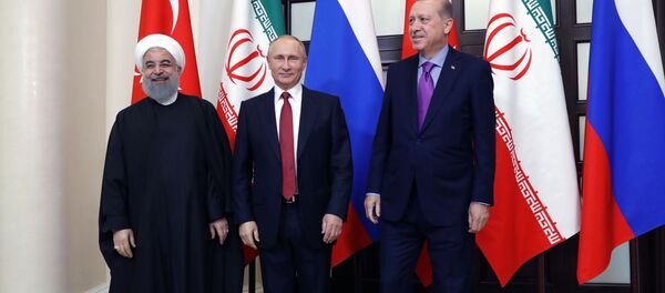Председник Ирана Хасан Рохани, председник РФ Владимир Путин и председник Турске Реџеп Тајип Ердоган у Сочију. - Sputnik Србија