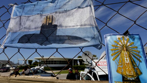 Zastava Argentine sa crtežom podmornice koja je nestala 15. novembra 2017. - Sputnik Srbija