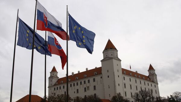 Заставе Словачке и Европске уније у близини замка у Братислави - Sputnik Србија