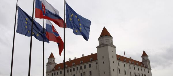 Заставе Словачке и Европске уније у близини замка у Братислави Заставе Словачке и Европске уније у близини замка у Братислави - Sputnik Србија