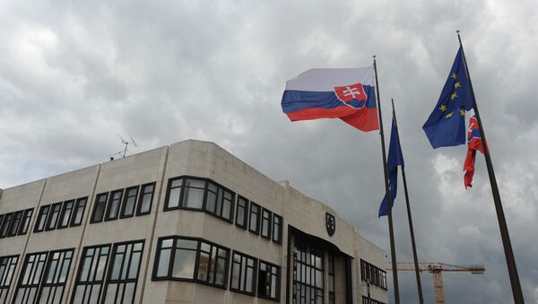 Zastave Slovačke i Evropske unije ispred zgrade parlamenta u Bratislavi - Sputnik Srbija