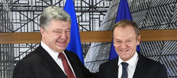 Председник Украјине Петро Порошенко и председник Европског савета Доналд Туск након састанка у Бриселу - Sputnik Србија