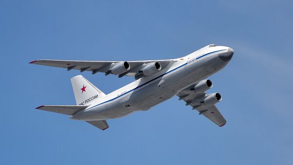 Тешки транспортни авион Ан-124-100 Руслан на војној паради у Москви - Sputnik Србија