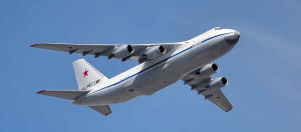 Тешки транспортни авион Ан-124-100 Руслан на војној паради у Москви Тешки транспортни авион Ан-124-100 Руслан на војној паради у Москви - Sputnik Србија