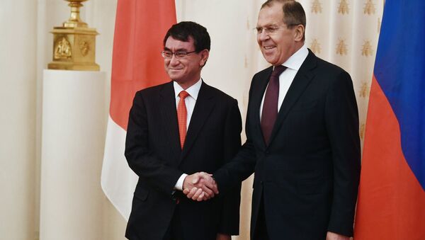 Министри спољних послова Јапана и Русије, Таро Коно и Сергеј Лавров на састанку у Москви - Sputnik Србија