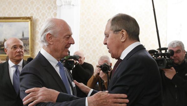 Specijalni izaslanik UN za Siriju Stafan de Mistura i ministar spoljnih poslova Rusije Sergej Lavrov na sastanku u Moskvi - Sputnik Srbija