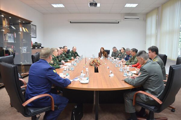 Начелник Генералштаба Војске Србије генерал Љубиша Диковић са начелником Управе инжењерије Оружаних снага Руске Федерације, генерал-потпуковником Јуријем Михаиловичем Ставицким. Начелник Генералштаба Војске Србије генерал Љубиша Диковић са начелником Управе инжењерије Оружаних снага Руске Федерације, генерал-потпуковником Јуријем Михаиловичем Ставицким. - Sputnik Србија