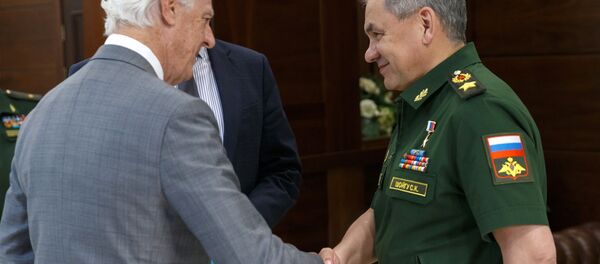 Specijalni izaslanik UN za Siriju Stafan de Mistura i ministar odbrane Rusije Sergej Šojgu - Sputnik Srbija