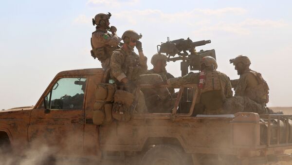 Američki vojnici u vojnom vozilu u selu severne sirijske provincije Raka - Sputnik Srbija