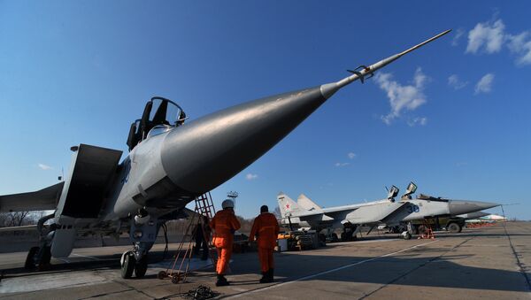 Priprema supersoničnog višenamenskog aviona lovca-presretača MiG-31 za let na letno-taktičkim vežbama u vojnoj bazi Pacifičke flote - Sputnik Srbija