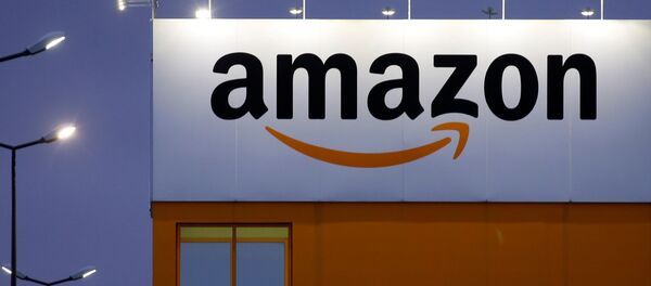 Logo kompanije Amazon na zgradi logističkog centra u Francuskoj - Sputnik Srbija