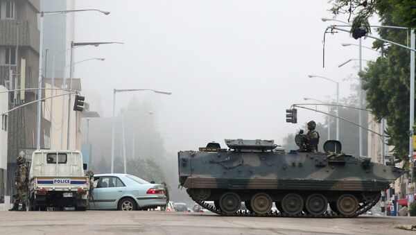 Војна возила и војници патролирају улицама Харареа у Зимбабвеу - Sputnik Србија