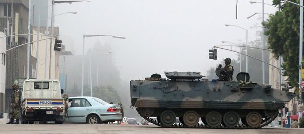 Војна возила и војници патролирају улицама Харареа у Зимбабвеу - Sputnik Србија