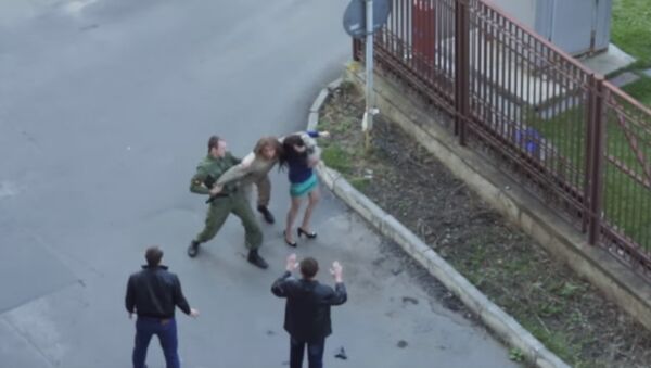 Руски војник спасава глумицу - Sputnik Србија