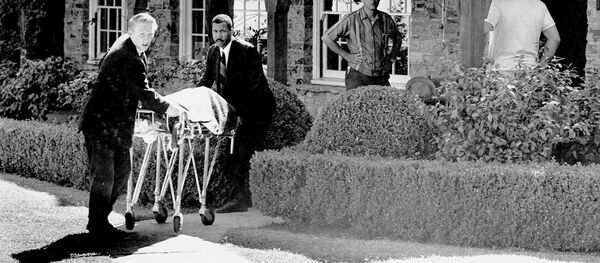 Полиција износи из куће тело глумице Шерон Тејт - Sputnik Србија