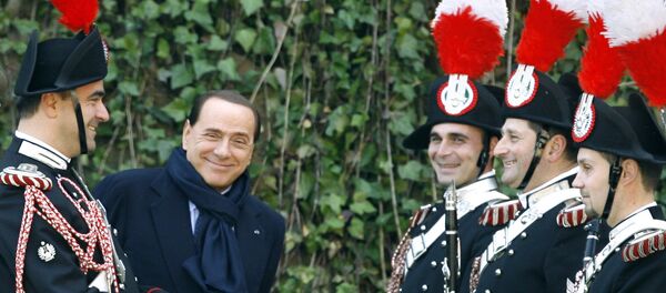 Силвио Берлускони са карабињерима. Силвио Берлускони са карабињерима. - Sputnik Србија