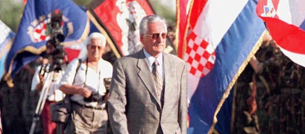 Фрањо Туђман са војском Хрватске Фрањо Туђман са војском Хрватске - Sputnik Србија