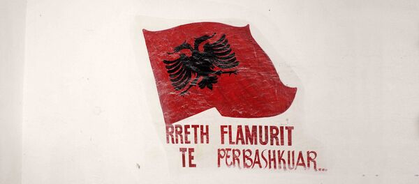 Zastava Albanije i poruka: Ujedinjeni pod jednom zastavom Zastava Albanije i poruka: Ujedinjeni pod jednom zastavom - Sputnik Srbija