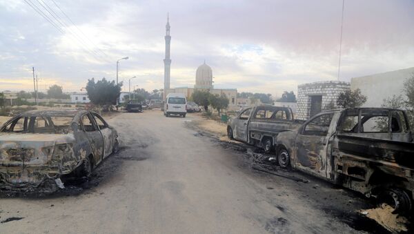 Uništeni automobili ispred džamije u Egiptu, 25.11.2017 - Sputnik Srbija