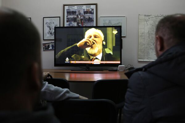 Мостарци гледају на ТВ-у како Слободан Праљак испија отров у Хашком трибуналу. Мостарци гледају на ТВ-у како Слободан Праљак испија отров у Хашком трибуналу. - Sputnik Србија