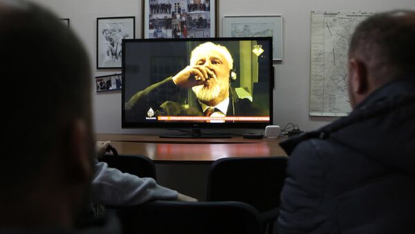 Mostarci gledaju na TV-u kako Slobodan Praljak ispija otrov u Haškom tribunalu. - Sputnik Srbija