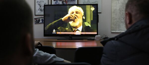 Мостарци гледају на ТВ-у како Слободан Праљак испија отров у Хашком трибуналу. - Sputnik Србија