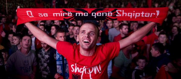 Stanovnik tzv. Kosova u Prištini sa šalom sa albanskim obeležjima. Stanovnik tzv. Kosova u Prištini sa šalom sa albanskim obeležjima. - Sputnik Srbija