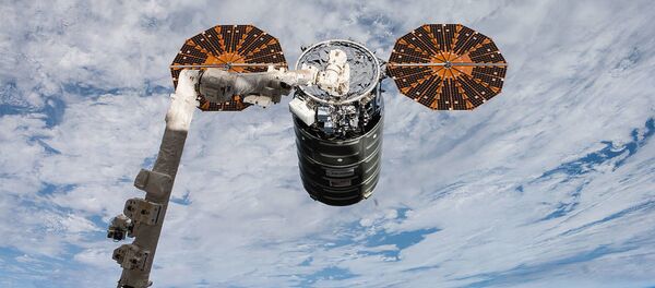 Амерички космички теретни брод Cygnus током припајања МСС - Sputnik Србија