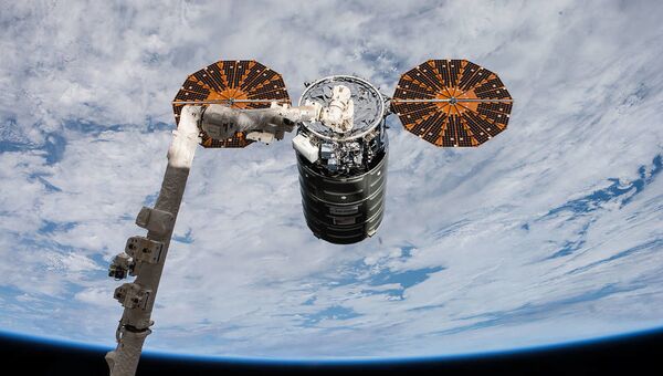 Американский космический грузовик Cygnus во время стыковки с МКС - Sputnik Србија