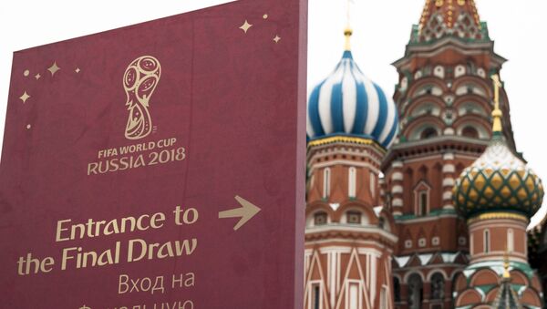 Знак за улазак на Жреб за Светско првенство у фудбалу постављен на Црвеном тргу у Москви - Sputnik Србија