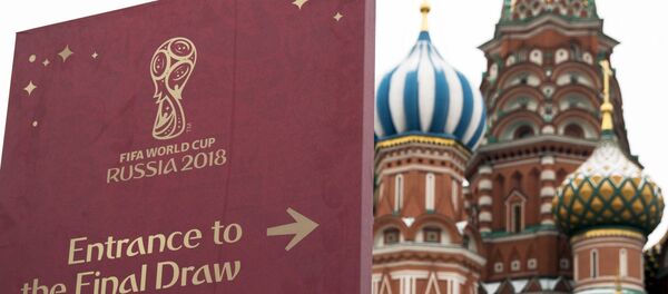 Znak za ulazak na Žreb za Svetsko prvenstvo u fudbalu postavljen na Crvenom trgu u Moskvi Znak za ulazak na Žreb za Svetsko prvenstvo u fudbalu postavljen na Crvenom trgu u Moskvi - Sputnik Srbija
