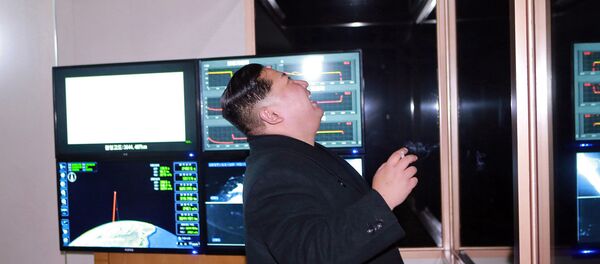 Севернокорејски лидер Ким Џонг Ун посматра ракетну пробу - Sputnik Србија