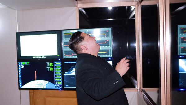 Severnokorejski lider Kim Džong Un posmatra raketnu probu - Sputnik Srbija