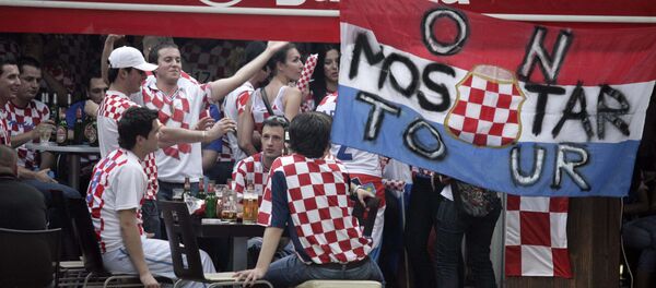 Navijači Hrvatske sa ustaškom zastavom u Mostaru - arhivska fotografija - Sputnik Srbija
