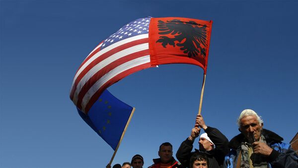 Albanci sa KiM sa zastavama Albanije, SAD i EU - Sputnik Srbija