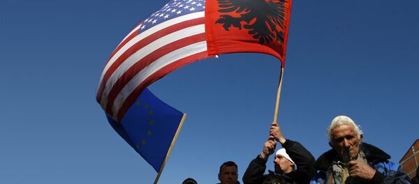 Албанци са КиМ са заставама Албаније, САД и ЕУ Албанци са КиМ са заставама Албаније, САД и ЕУ - Sputnik Србија