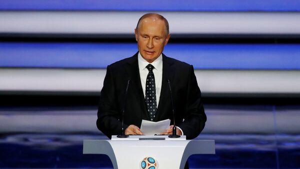 Ruski predsednik Vladimir Putin pozdravlja učesnike žreba za SP 2018. - Sputnik Srbija