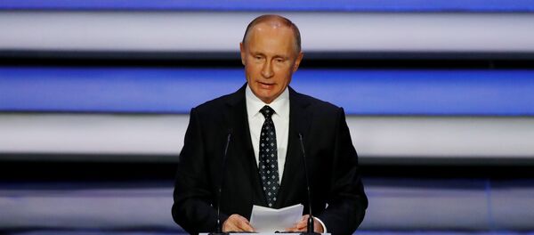 Руски председник Владимир Путин поздравља учеснике жреба за СП 2018. - Sputnik Србија