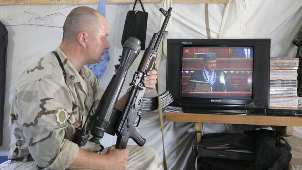 Украјински војник гледа председника Украјине на телевизији - Sputnik Србија