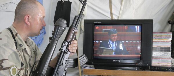 Ukrajinski vojnik gleda predsednika Ukrajine na televiziji Ukrajinski vojnik gleda predsednika Ukrajine na televiziji - Sputnik Srbija